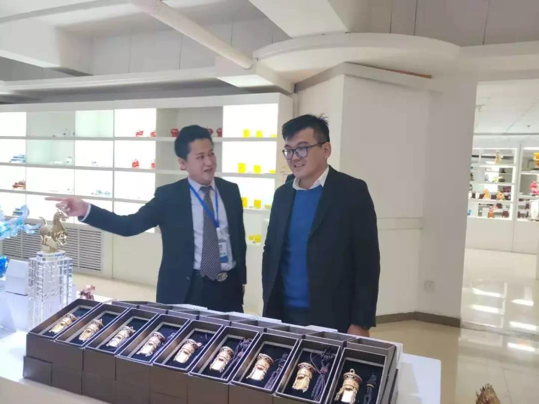 【荣朝动态】热烈欢迎自治区团委领导一行到我公司参观指导